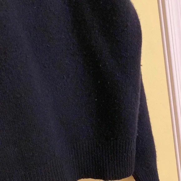 Ralph Lauren Mens Vneck Sweater 100% Lamb Wool in Black with Purple Embroidery - Picture 6 of 7